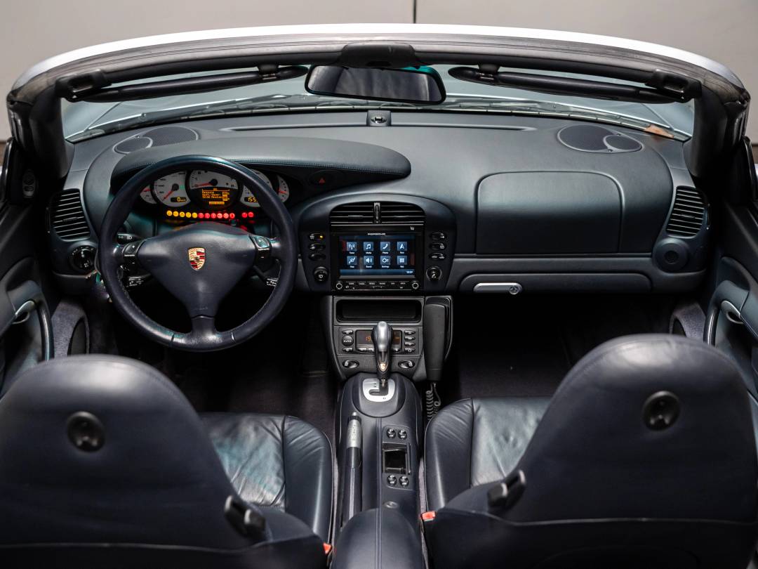 Carrera 4S Cabriolet — Interior