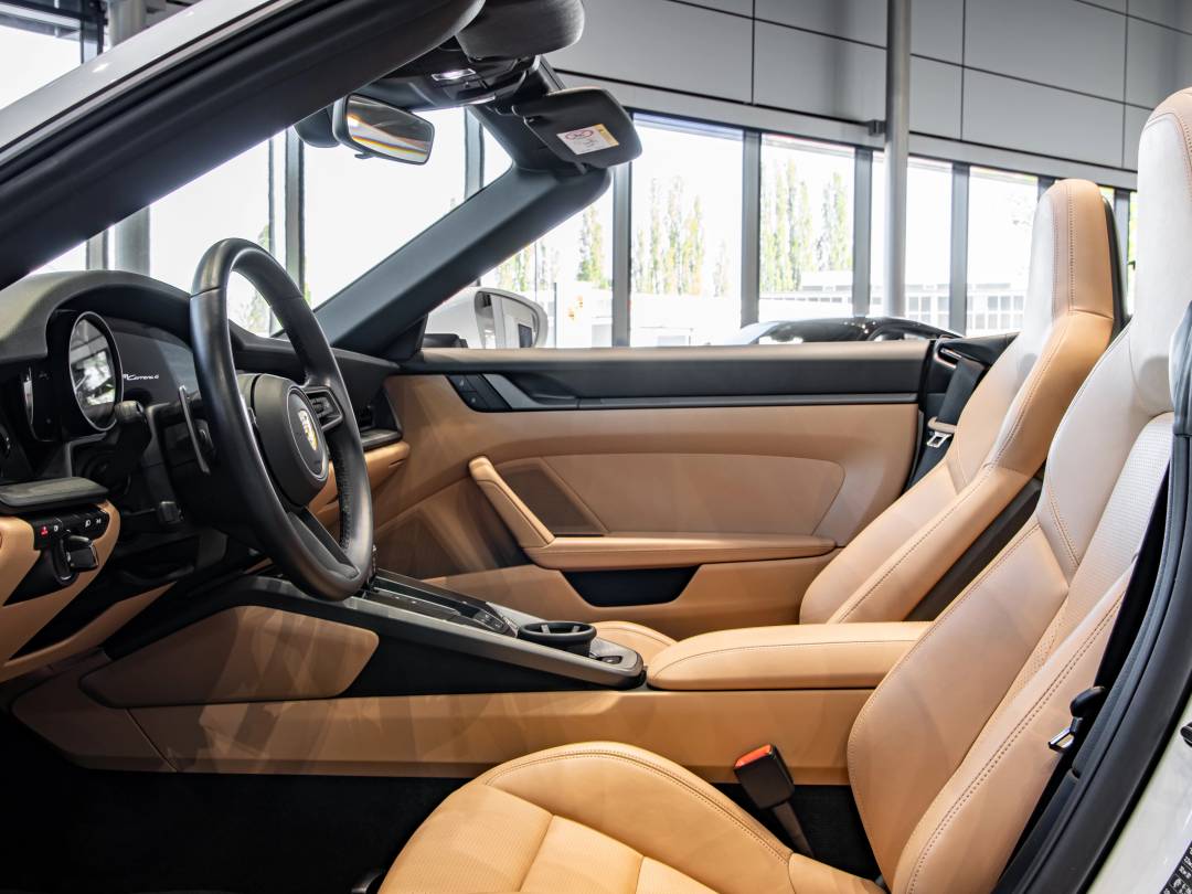 Carrera 4 Cabriolet — Interior