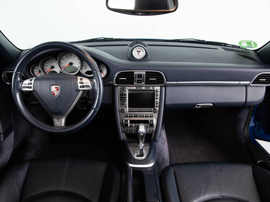 Carrera 4S Cabriolet — Interior